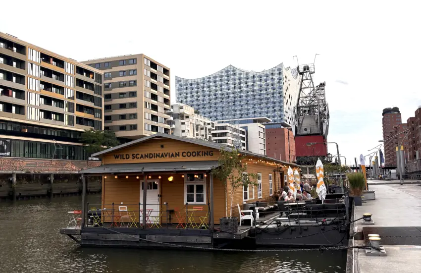 ASKA im Traditionsschiffhafen mit Blick auf die Elbphilharmonie